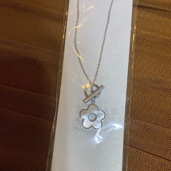 Collier fleur attaché